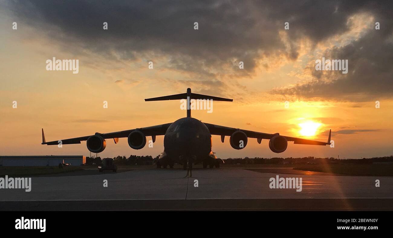 Un C-17 Globemaster III assegnato al 305th Air Mobility Wing è parcheggiato sulla linea di volo presso la Joint base McGuire-Dix-Lakehurst, N.J., 5 aprile 2020. Il C-17 può eseguire missioni tattiche di sollevamento aereo e airdrop e può trasportare lettiere e pazienti ambulatoriali durante le evacuazioni aeromediche. (STATI UNITI Foto dell'Air Force di Maj. Brian Wagner) Foto Stock