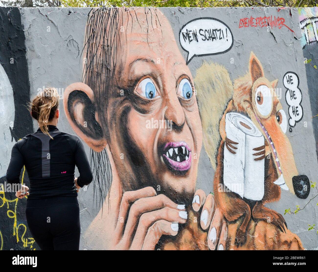 Berlino, Germania. 15 aprile 2020. Un graffito con Gollum, un personaggio  del film 'Signore degli anelli' e Scrat, uno scoiattolo a denti di sciabola  del film 'Età del ghiaccio', può essere visto