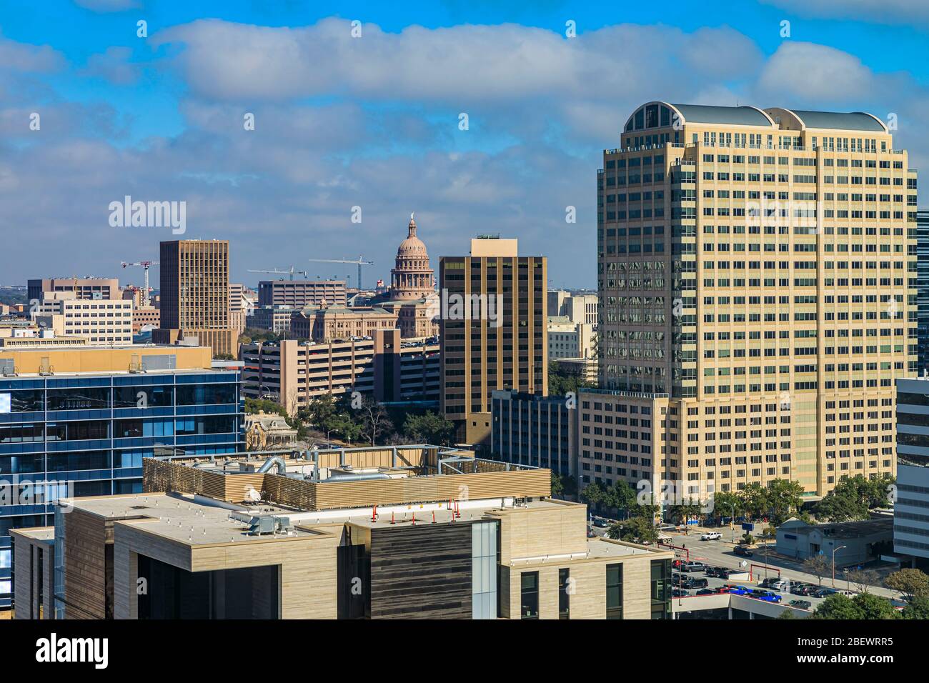 Vista sui nuovi edifici moderni di grattacieli nel centro di Austin, Texas, con il Campidoglio dello stato sullo sfondo Foto Stock