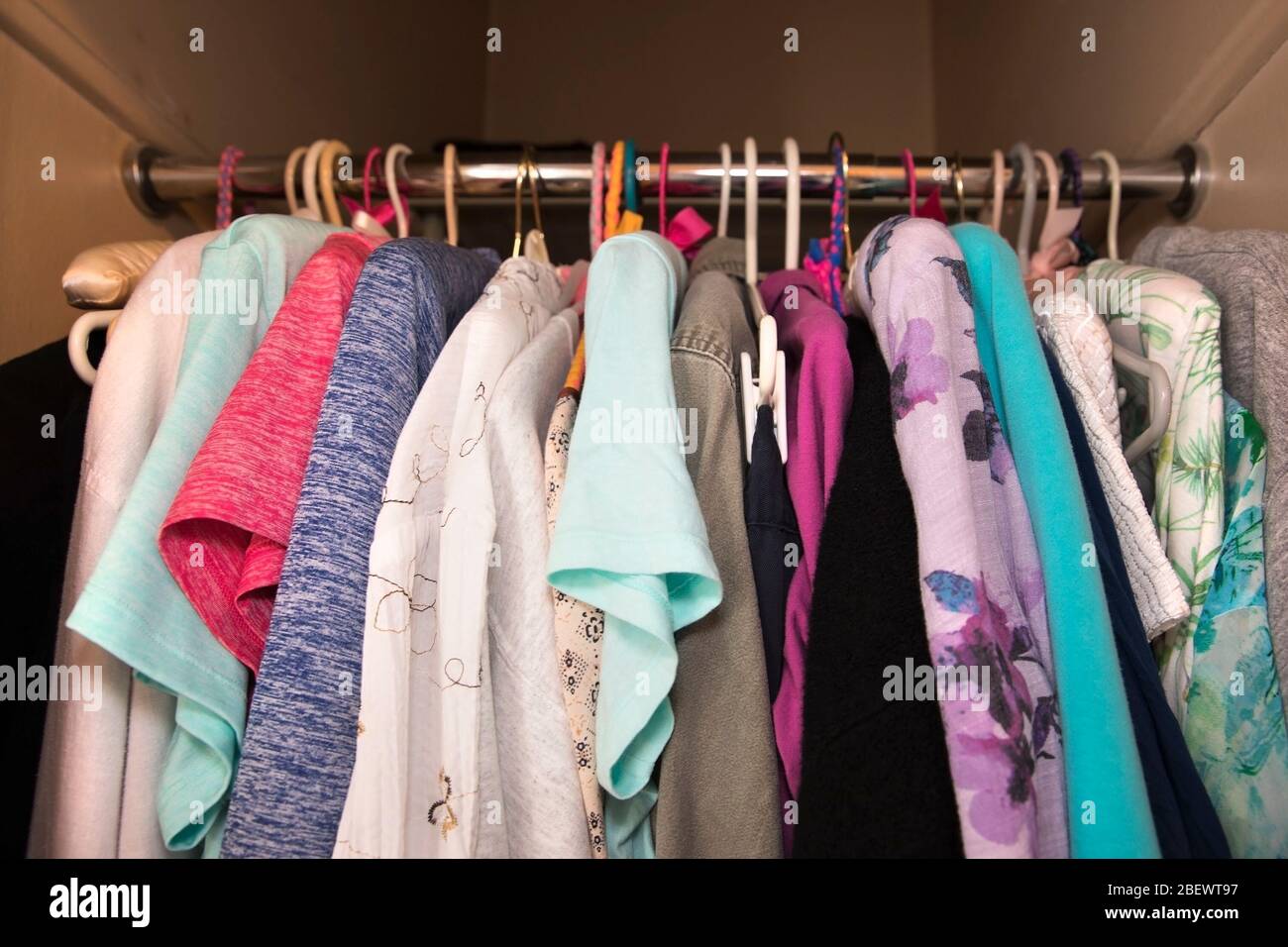 L'armadio era pieno di vestiti da donna Foto Stock