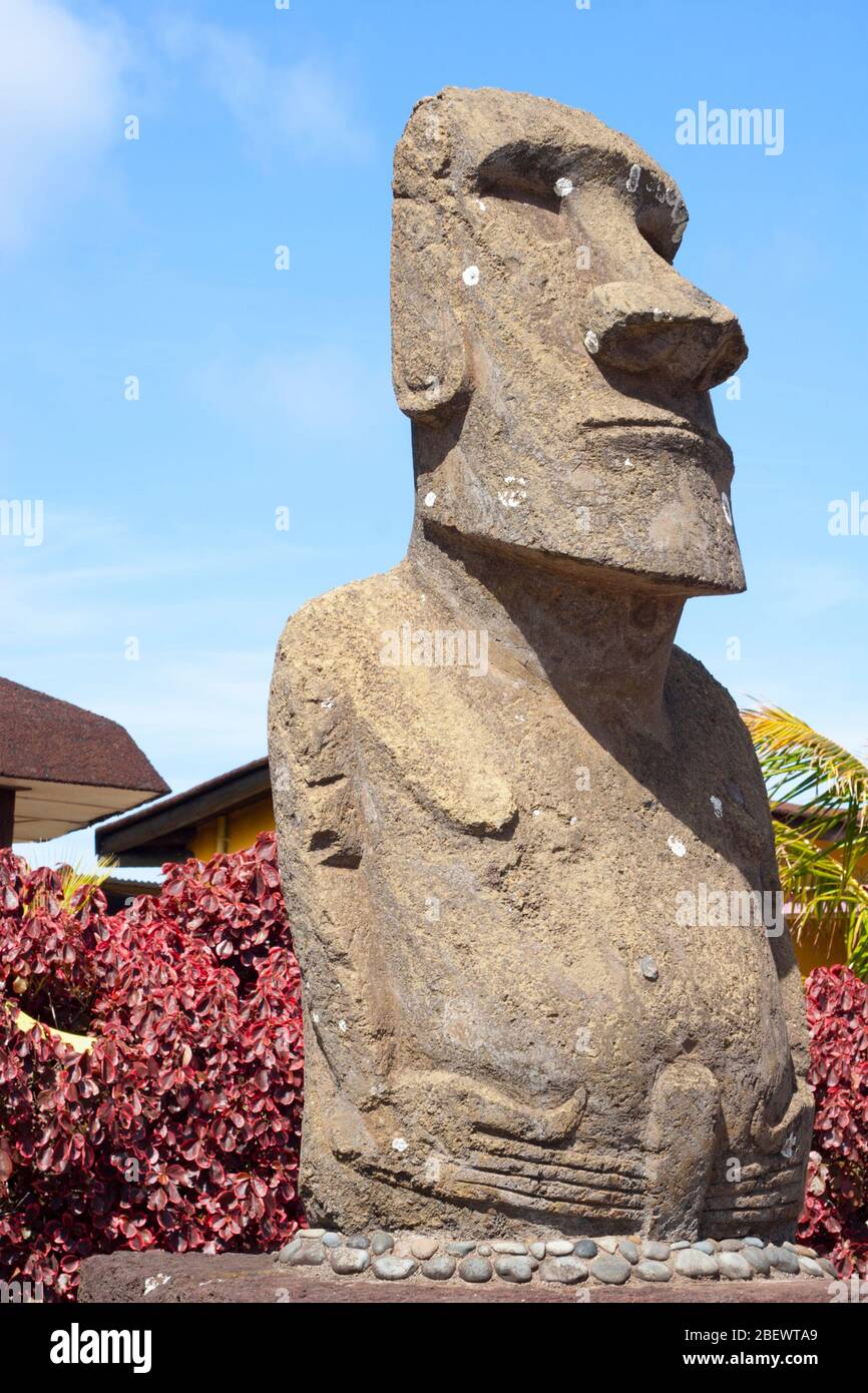 Statua moai contemporanea dello scultore Manuel Tuki all'aeroporto internazionale Mataveri sull'isola di Pasqua Foto Stock