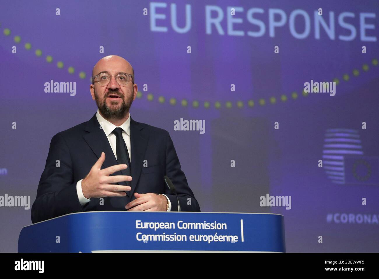 (200416) -- BRUXELLES, 16 aprile 2020 (Xinhua) -- il Presidente del Consiglio europeo Charles Michel partecipa a una conferenza stampa sulla risposta dell'Unione europea (UE) alla crisi del coronavirus presso la sede dell'UE a Bruxelles, Belgio, 15 aprile 2020. Mercoledì l'UE ha presentato una tabella di marcia per gli stati membri per eliminare gradualmente le misure di contenimento per il COVID-19. Secondo la linea guida, gli stati membri dovrebbero agire con cautela nel tornare alla vita normale e basare le loro azioni su pareri scientifici. (Unione europea/consegna tramite Xinhua) Foto Stock