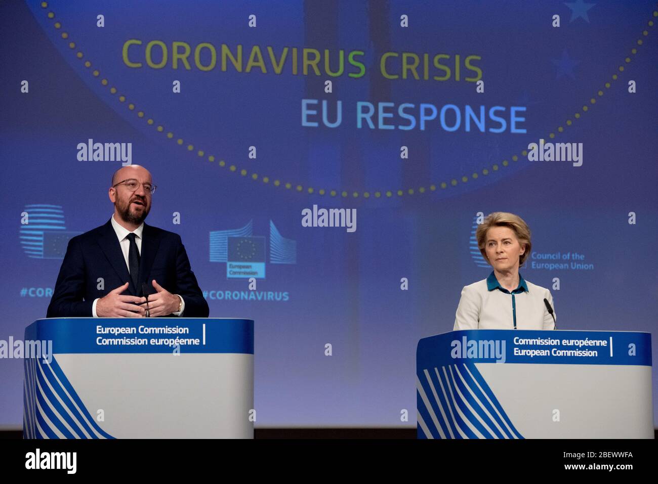 (200416) -- BRUXELLES, 16 aprile 2020 (Xinhua) -- il presidente del Consiglio europeo Charles Michel (L) e il presidente della Commissione europea Ursula von der Leyen partecipano a una conferenza stampa sulla risposta dell'Unione europea (UE) alla crisi del coronavirus presso la sede dell'UE a Bruxelles, Belgio, 15 aprile 2020. Mercoledì l'UE ha presentato una tabella di marcia per gli stati membri per eliminare gradualmente le misure di contenimento per il COVID-19. Secondo la linea guida, gli stati membri dovrebbero agire con cautela nel tornare alla vita normale e basare le loro azioni su pareri scientifici. (Unione europea/consegna tramite Xinhua) Foto Stock