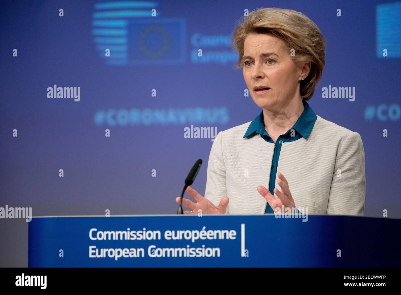 (200416) -- BRUXELLES, 16 aprile 2020 (Xinhua) -- il presidente della Commissione europea Ursula von der Leyen partecipa a una conferenza stampa sulla risposta dell'Unione europea (UE) alla crisi del coronavirus presso la sede dell'UE a Bruxelles, Belgio, 15 aprile 2020. Mercoledì l'UE ha presentato una tabella di marcia per gli stati membri per eliminare gradualmente le misure di contenimento per il COVID-19. Secondo la linea guida, gli stati membri dovrebbero agire con cautela nel tornare alla vita normale e basare le loro azioni su pareri scientifici. (Unione europea/consegna tramite Xinhua) Foto Stock