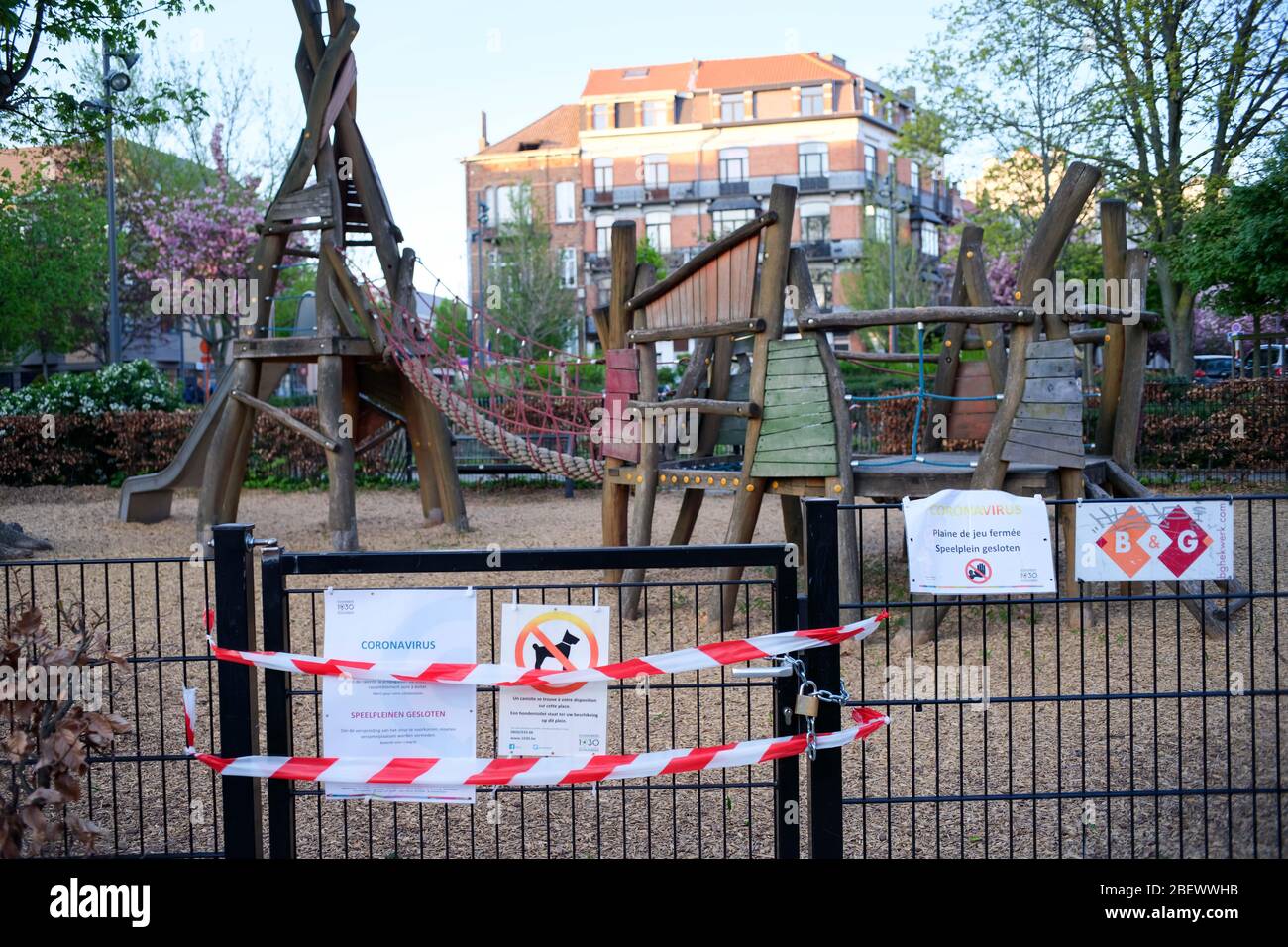 Bruxelles. 14 Aprile 2020. La foto del 14 aprile 2020 mostra un parco giochi chiuso per bambini a Bruxelles, Belgio. Il primo Ministro belga Sophie Wilmes ha annunciato mercoledì un'estensione del blocco fino al maggio 3 per frenare la diffusione del coronavirus. Credit: Zhang Cheng/Xinhua/Alamy Live News Foto Stock