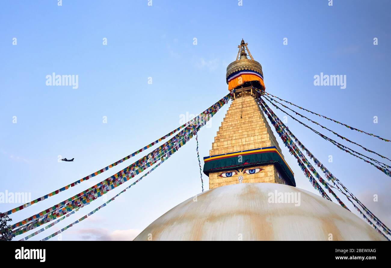 Bodnath stupa buddisti con la preghiera le bandiere e aereo a Kathmandu Foto Stock