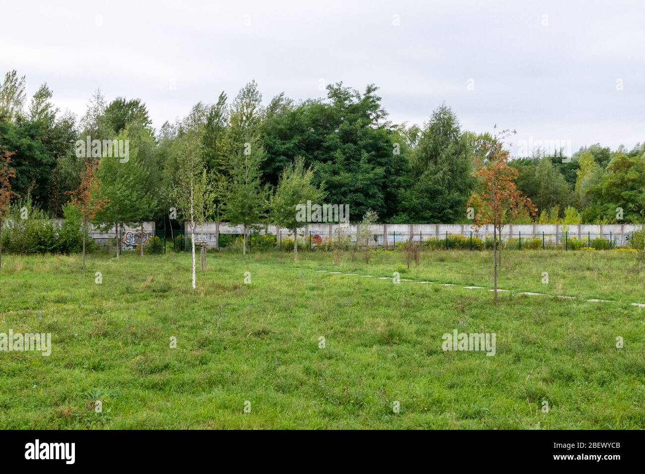 Il percorso del muro di Berlino corre lungo il corso dell'ex muro di Berlino, anche alla periferia di Berlino, in Germania Foto Stock