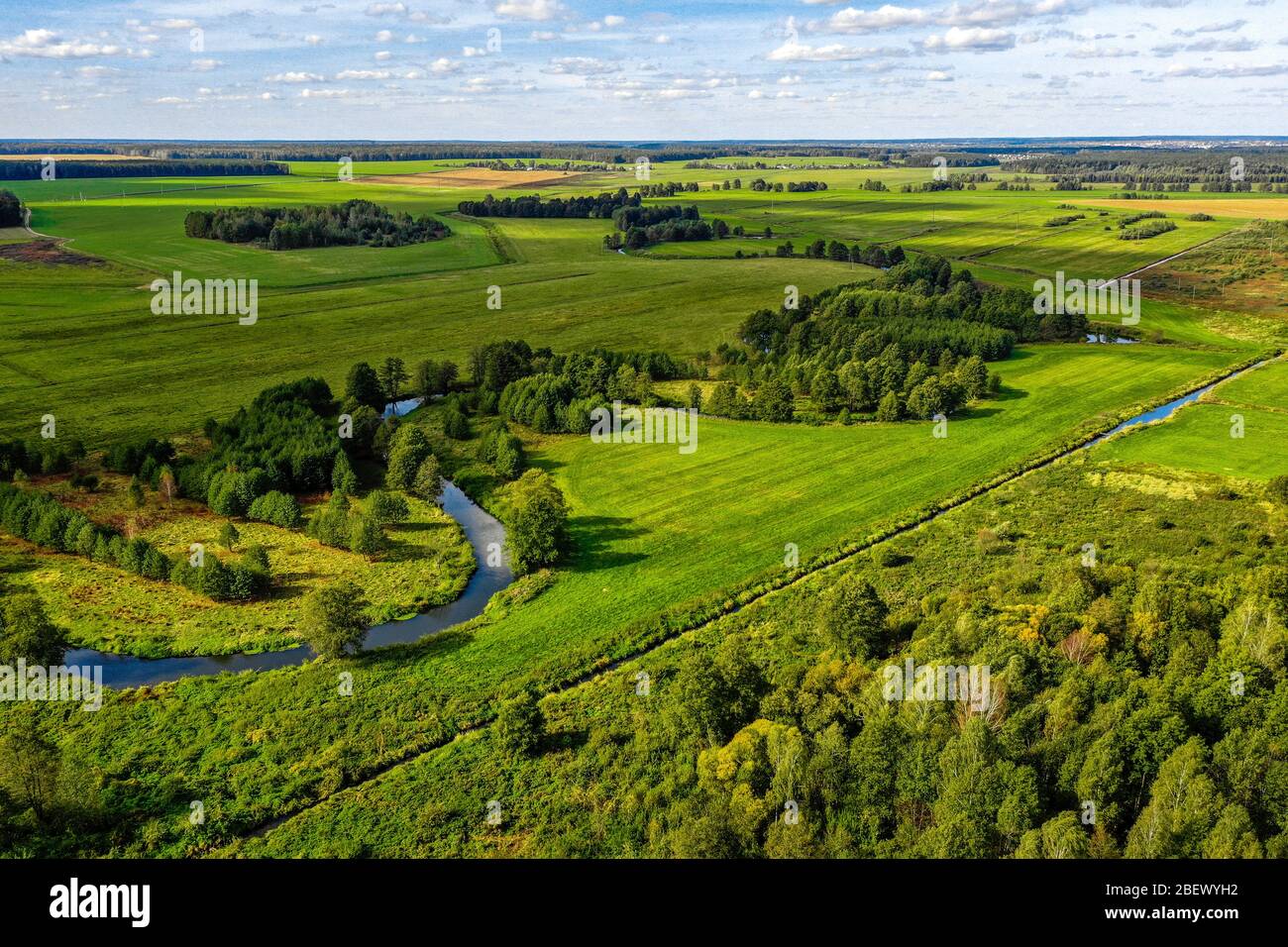 Vista aerea sul paesaggio rurale con un fiume. Campagna in bielorussia vista dall'alto Foto Stock