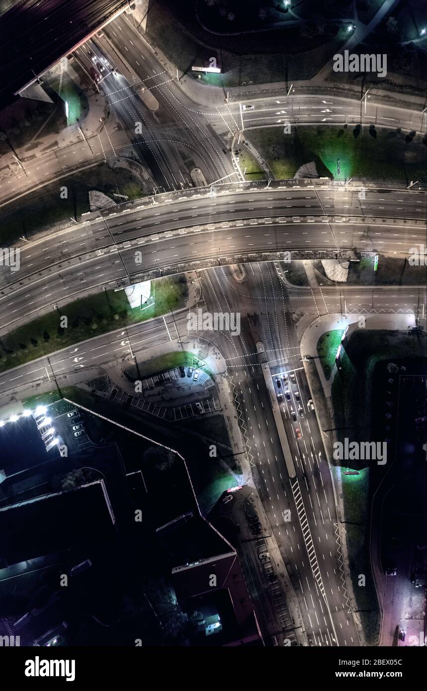 Vista aerea all'incrocio della strada della città di notte. Auto di trasporto notturno a Minsk Bielorussia Foto Stock