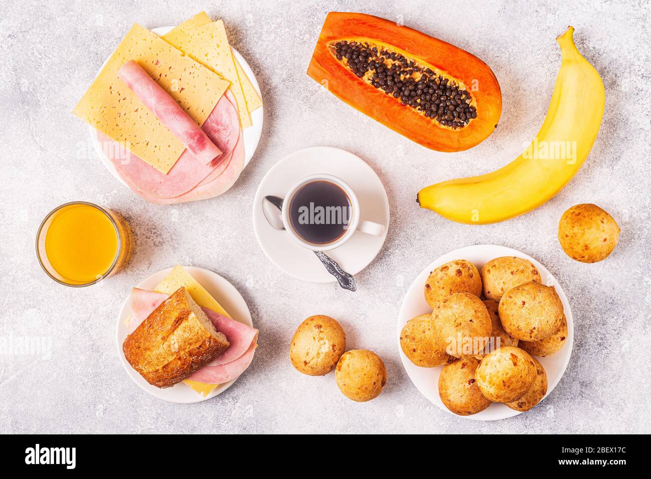 Colazione tradizionale brasiliana - pane al formaggio, caffè, frutta matura, vista dall'alto. Foto Stock