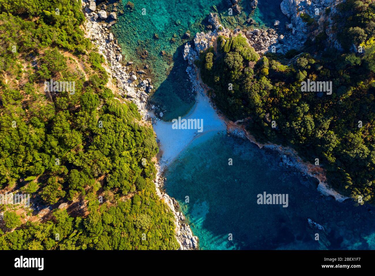 Antenna di una spiaggia nascosta sull'isola di Corfù. Spiaggia mediterranea isolata Limni in Grecia Foto Stock