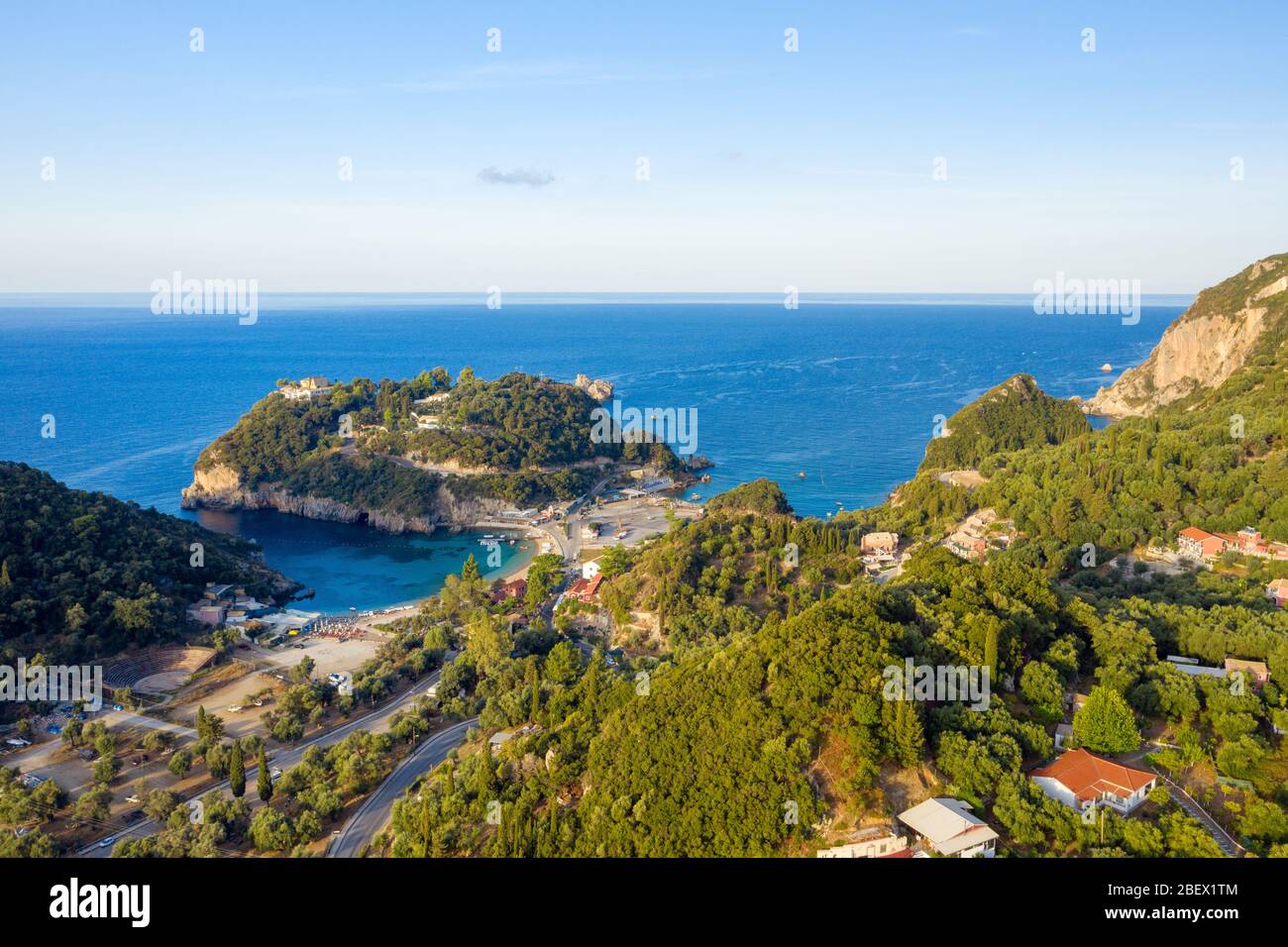 Bellissimo paesaggio aereo di Corfù. Grecia isola natura. Vista sul monastero di Paleokastritsa e sulla spiaggia. Blu vivo del mediterraneo Foto Stock