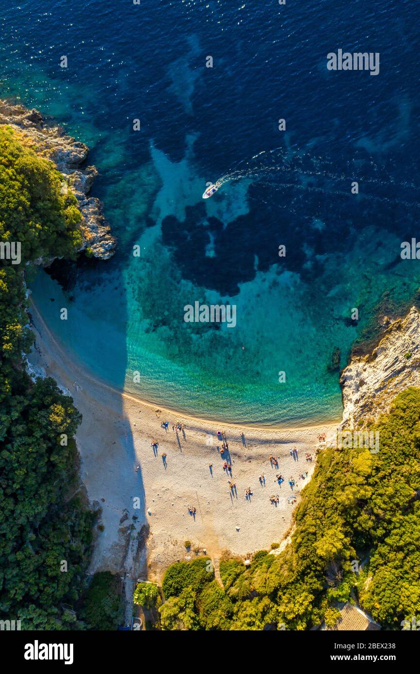 Antenna di bella spiaggia nel mare mediterraneo. Spiaggia Paradise in un isola Corfu in Grecia. Rovinia spiaggia appartata su una riva dell'oceano Foto Stock