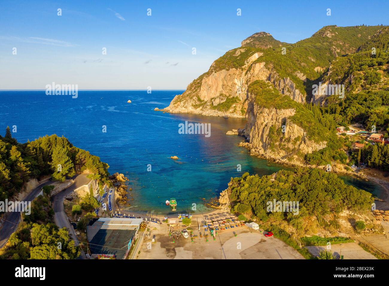 Antenna di bella spiaggia in Grecia. Vista sul mare mediterraneo a Paleokastritsa, Corfù. Foto Stock