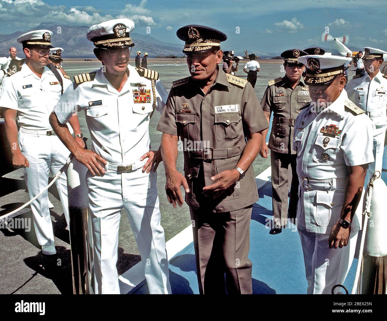 1982 - CAPT James McCullough si compiace dell esercito filippino GEN F.C. Ver (marrone uniforme, anteriore) e BGEN V.M. Piccio (posteriore), alla stazione. Foto Stock