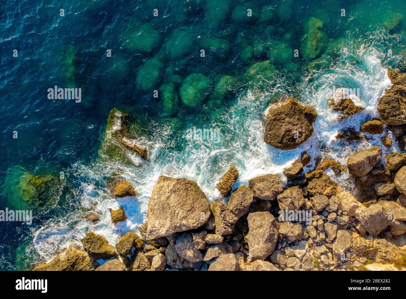 Antenna superficie del mare. Onde oceaniche che colpiscono la costa mediterranea Foto Stock