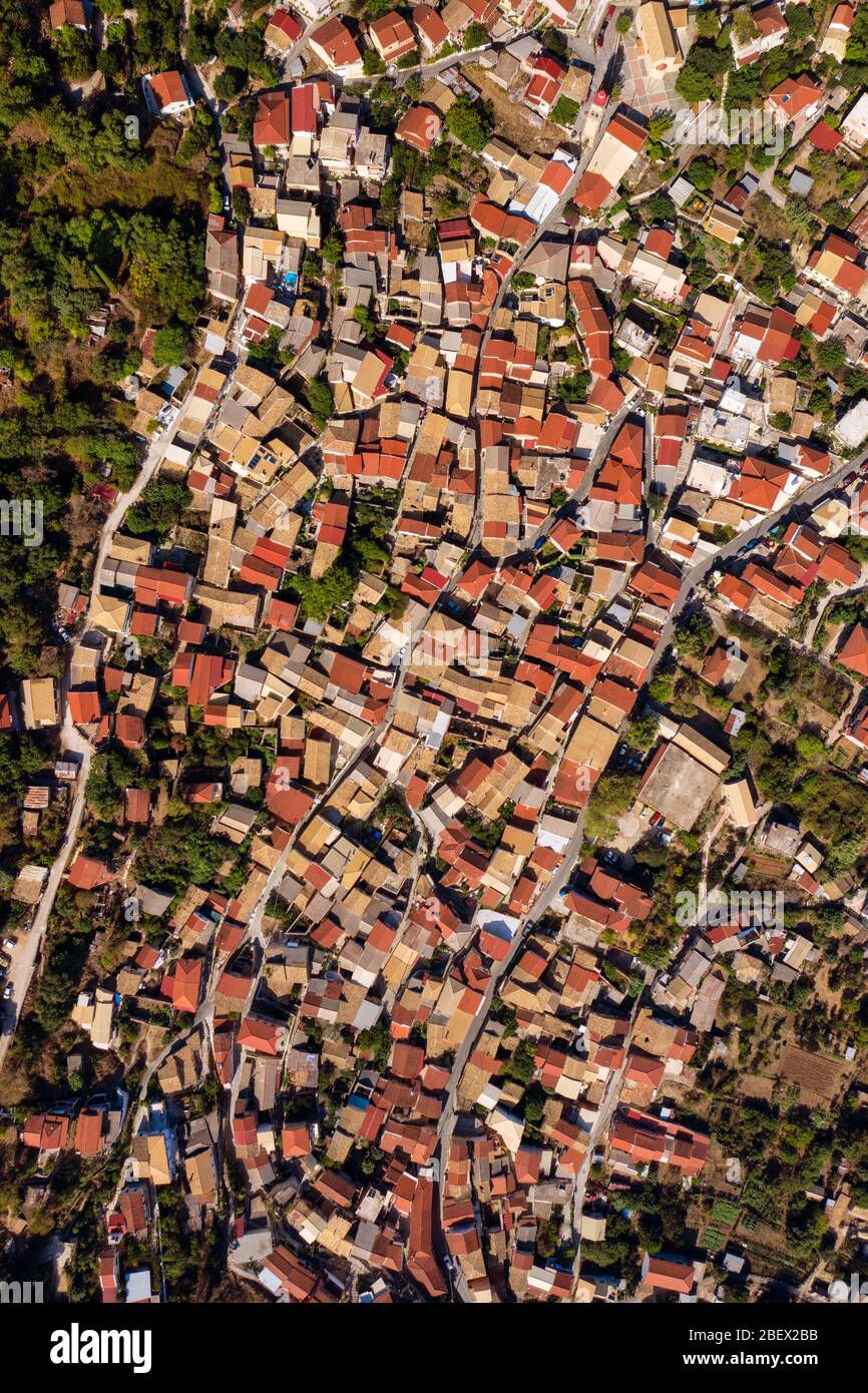 Antenna di villaggio meditarrean da un drone. Città vecchia sull'isola di Corfù, Grecia. Un colpo di tetti in tegole rosse e gialle. Foto Stock