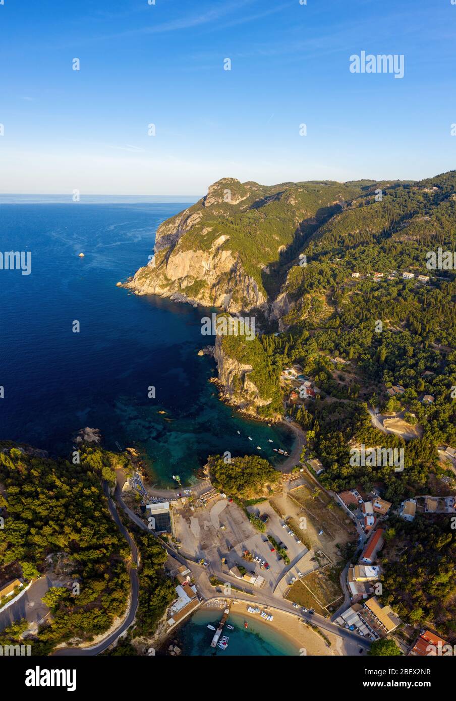 Paesaggio aereo dell'isola di Corfù in Grecia. Natura greca da un drone. Una vista su una spiaggia a Paleokastritsa Foto Stock