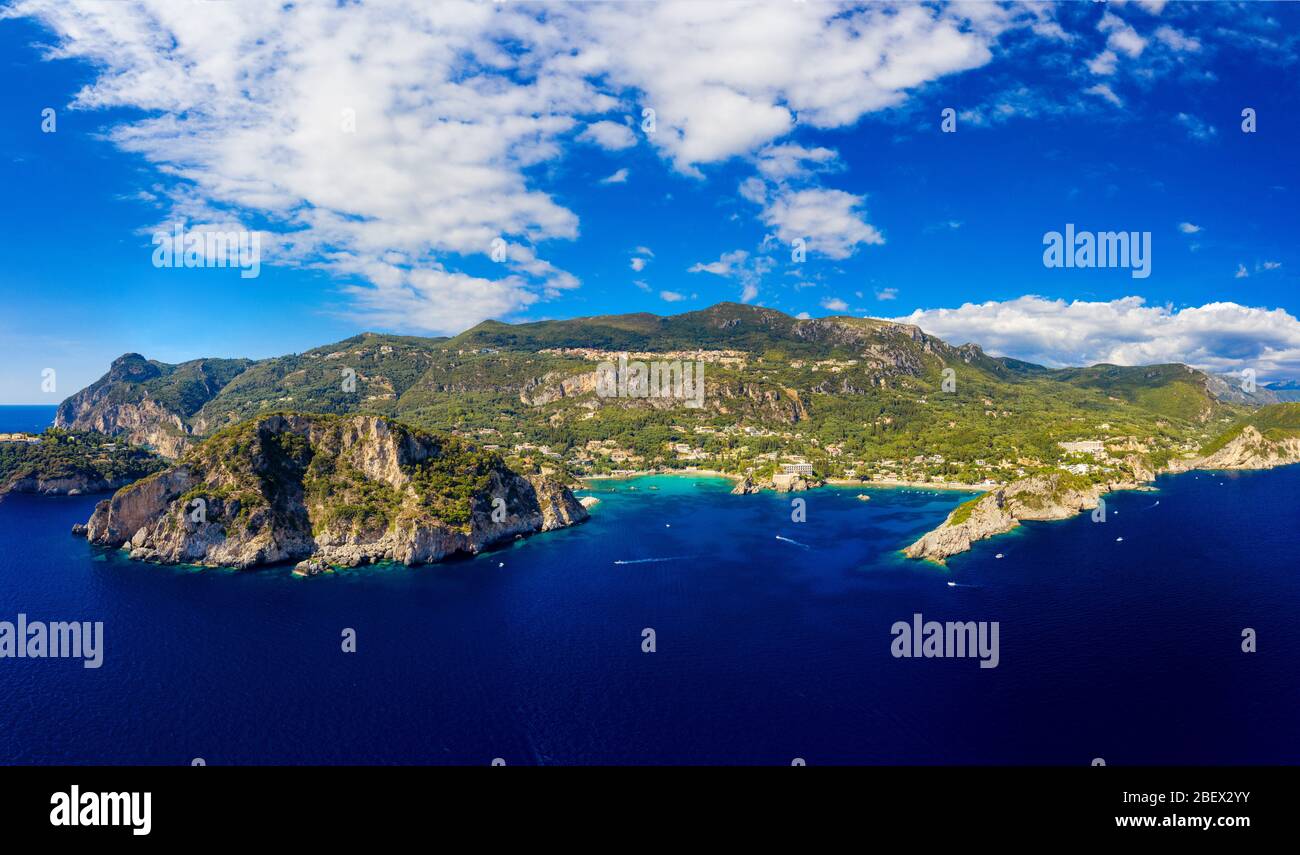 Paesaggio aereo di Corfù, Paleokastritsa. Bellissima vista dall'aria sull'isola della Grecia. Incredibile natura greca. Blu vivo del mediterraneo. Foto Stock