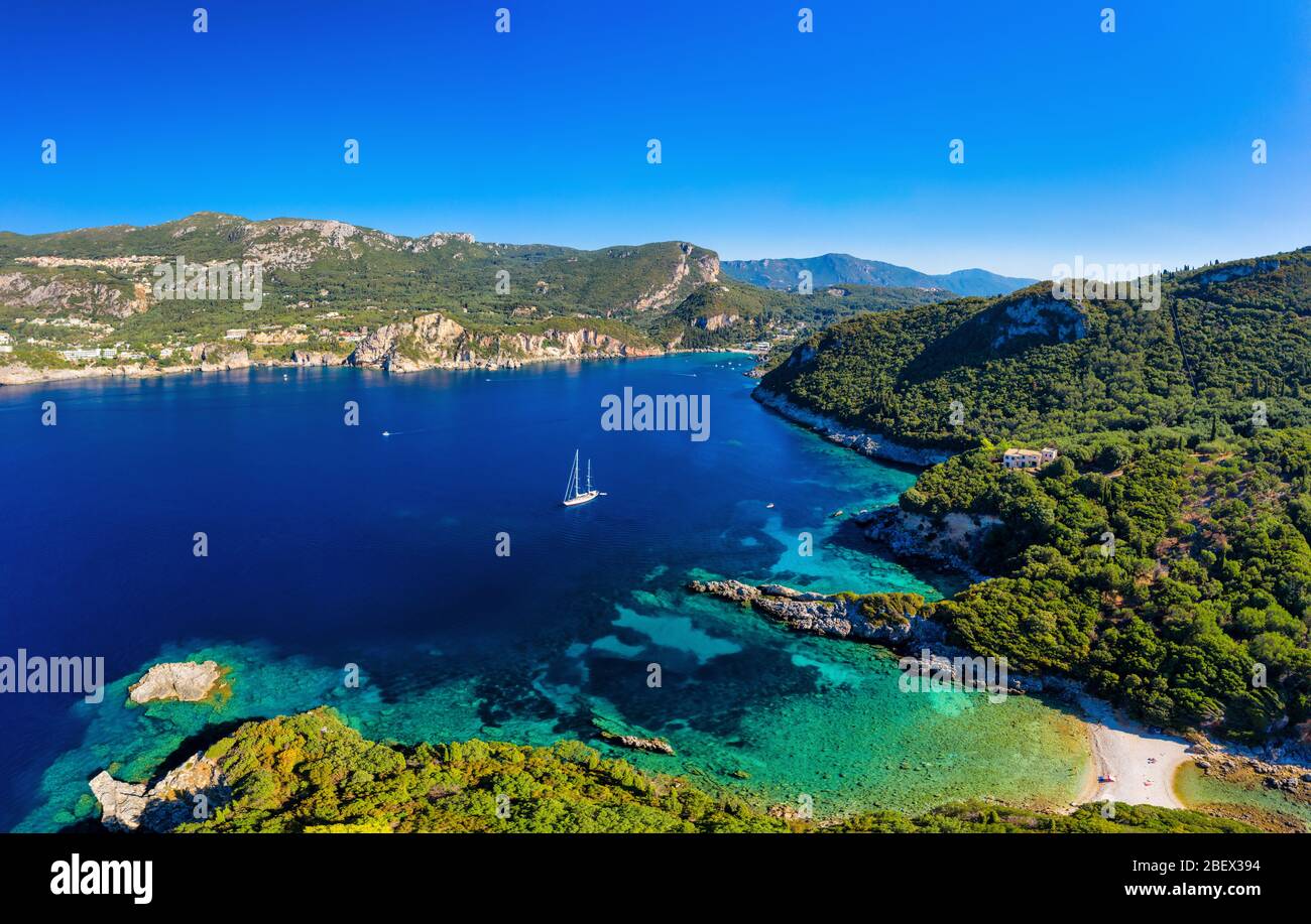 Vivido paesaggio mediterraneo di una bella baia. Natura dell'isola di Corfù. Resort Paradise Foto Stock