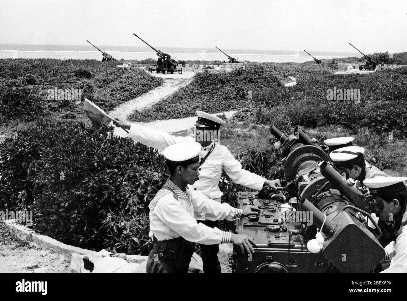 Nell'aprile 1985 un gruppo di truppe dislocate nelle isole Paracel ha tenuto esercizi di difesa aerea Foto Stock