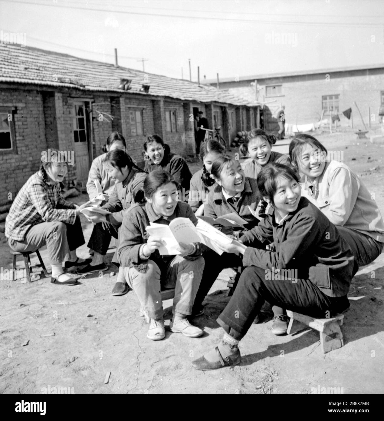 Nel 1975 durante la routineRidimazione quotidiana le giovani studentesse sono salite nella squadra di Linzhong Jingzhong Brigade Zibo City Foto Stock