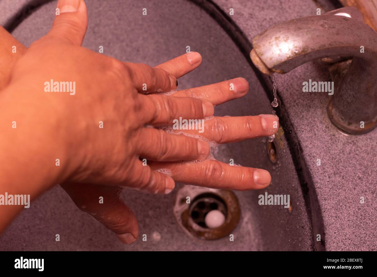 Lavando le immagini delle mani nel tempo di pandemic Foto Stock