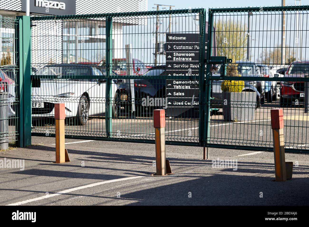 I cancelli chiusi e i cancelli di sicurezza presso la concessionaria di auto a causa del blocco del coronavirus Newtownabbey Irlanda del Nord Regno Unito Foto Stock