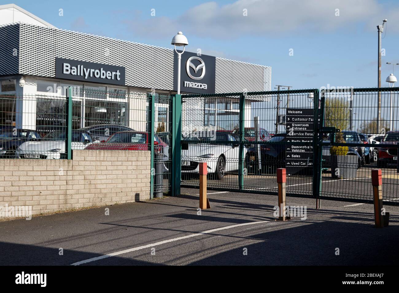 Ballyrobert mazda ha chiuso la concessionaria auto a causa di coronavirus blocco NewtownAbbey Irlanda del Nord Regno Unito Foto Stock