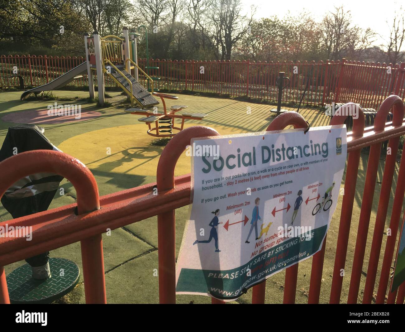 Glasgow, Regno Unito, 16 aprile 2020. La mattina presto nel Queen's Park, e i segni e recinzioni mostrano le restrizioni in vigore in un parco giochi per bambini per garantire il corretto allontanamento sociale del pubblico, durante l'attuale crisi di salute pandemica Coronavirus COVID-19. Photo credit: Jeremy Sutton-Hibbert/ Alamy Live News. Foto Stock