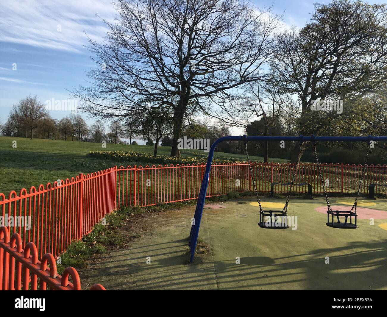 Glasgow, Regno Unito, 16 aprile 2020. La mattina presto nel Queen's Park, e i segni e recinzioni mostrano le restrizioni in vigore in un parco giochi per bambini per garantire il corretto allontanamento sociale del pubblico, durante l'attuale crisi di salute pandemica Coronavirus COVID-19. Photo credit: Jeremy Sutton-Hibbert/ Alamy Live News. Foto Stock