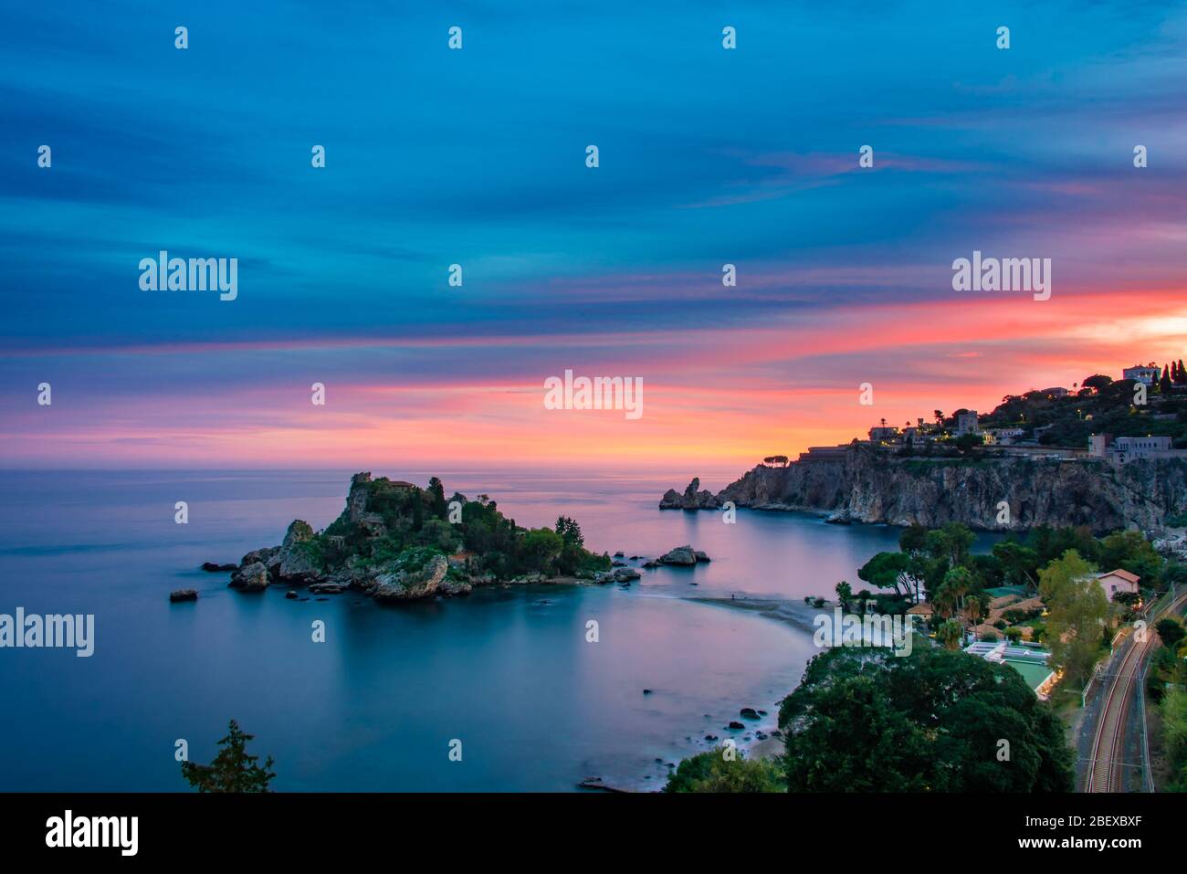 Planta De Dragão De Pequena Dimensão Com Vista Cênica No Dia Ensolarado Da  Ilha Turística Isola Bella Em Taormina Siciliana Itália Imagem de Stock -  Imagem de litoral, console: 251060157