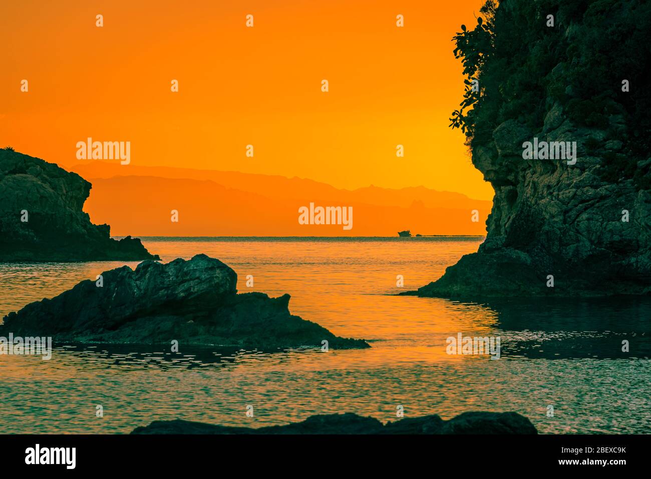 Vista mozzafiato dell'alba dalla spiaggia migliore di Taormina - Mazzaro, vicino alla Riserva Naturale Isolabella, Sicilia Foto Stock