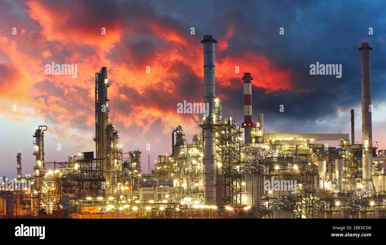 Raffineria di petrolio al crepuscolo Foto Stock