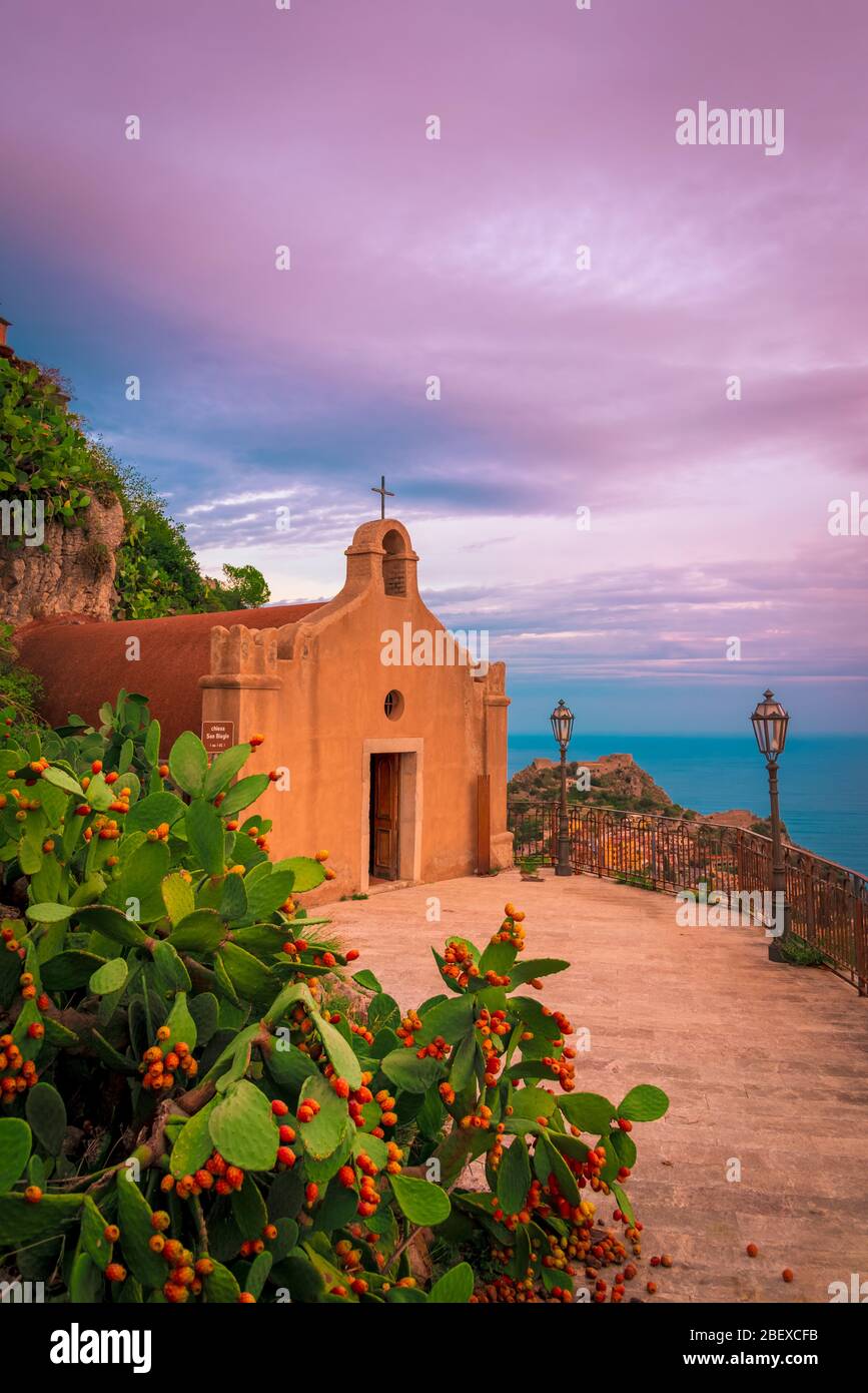 Bel cactus pieno di pere cricciolose che cadono dolcemente a terra di fronte all'antico santuario sulla strada saracena per Taormina, Sicilia Foto Stock