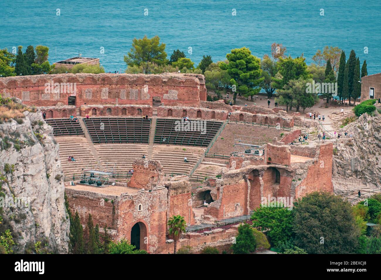 Vista panoramica sul magnifico anfiteatro di Taormina, città storica della provincia di Messina, Sicilia Foto Stock