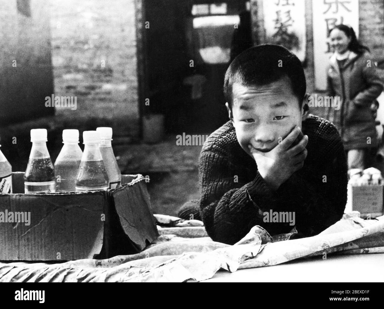 Nell'aprile 2002 i bambini della Provincia di Changyuan County Henan che sono usciti dalla scuola hanno scritto prematuramente sui loro volti Commodity trading in questo luogo è v Foto Stock