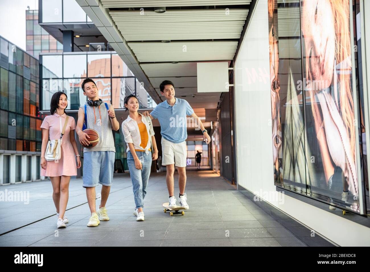 Gli studenti universitari vanno a fare shopping dopo la lezione Foto Stock