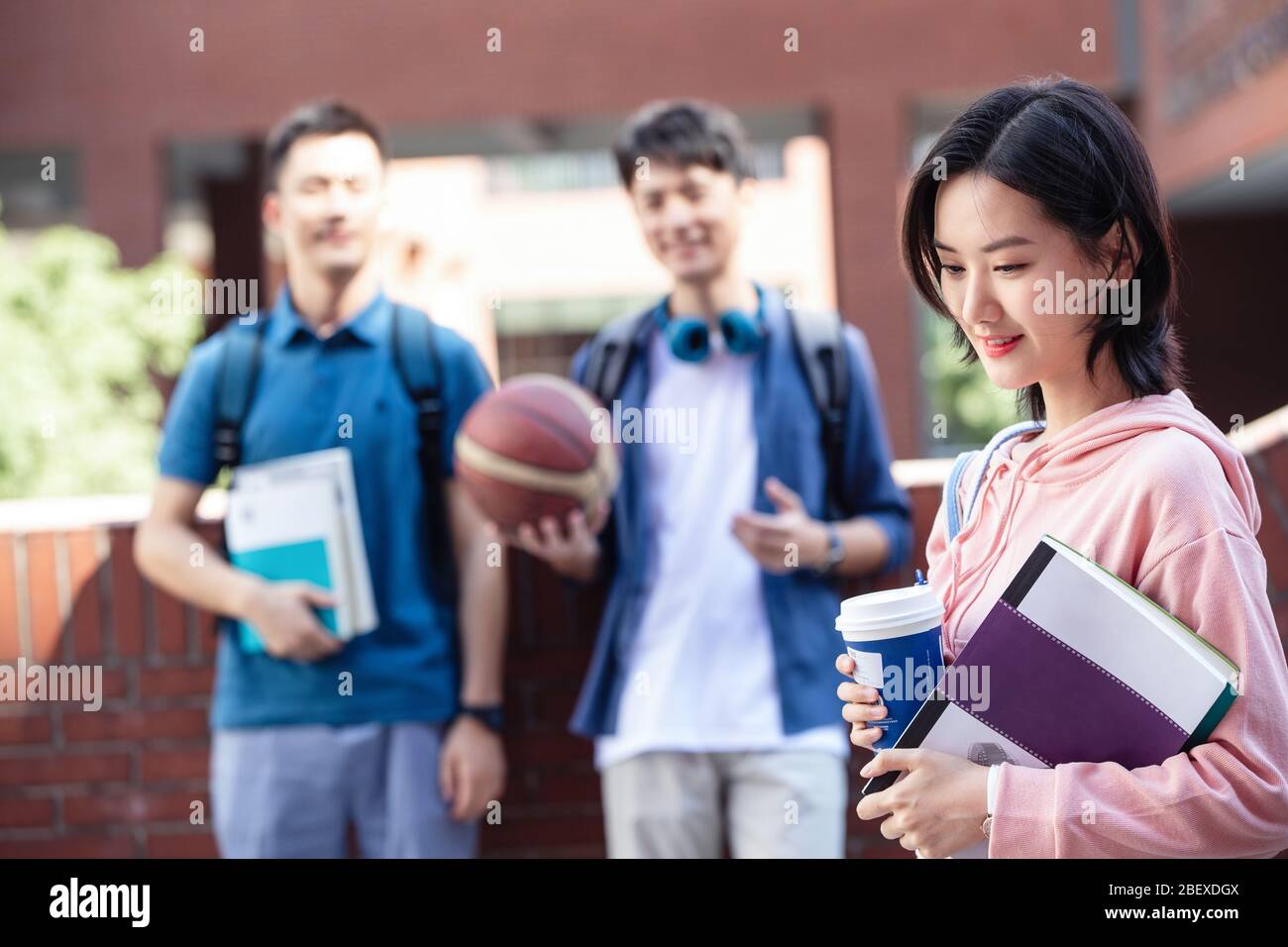 Prima classe di studenti universitari nel campus Foto Stock