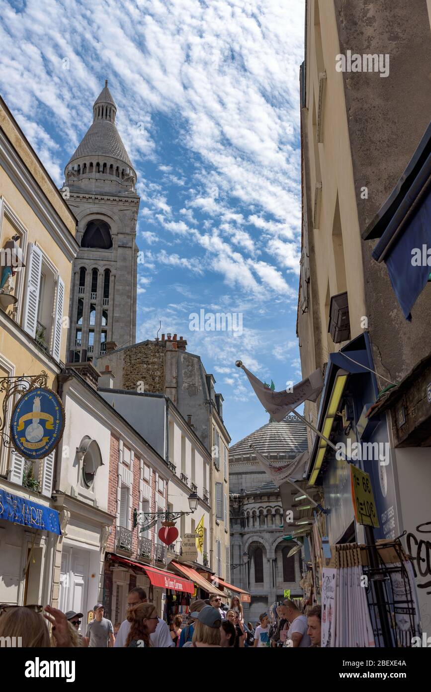 Parigi, Francia. Tipica strada francese nel quartiere di Montmartre con folle di turisti, caffè e ristoranti vicino alla Basilica del Sacro cuore. Foto Stock