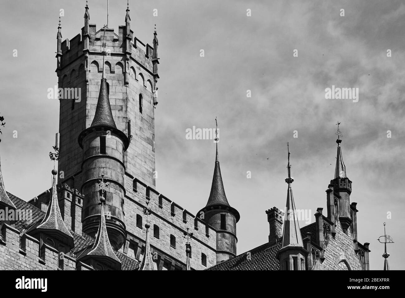 Nordstemmen, Germania, 15 aprile 2020: Merli e la torre principale del Castello di Marienburg, sviluppato con un forte contrasto bianco e nero Foto Stock