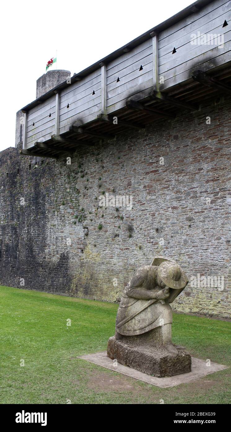 Statua del soldato nei terreni del castello di Caerphilly Galles Foto Stock