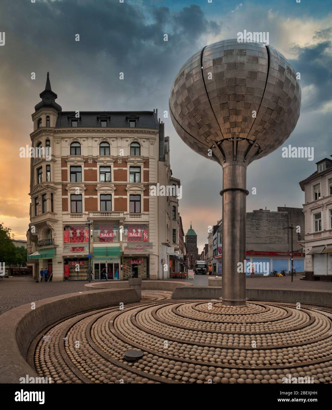 Fontana sferica nel centro della città di aquisgrana, Nord Reno-Westfalia, Germania Foto Stock
