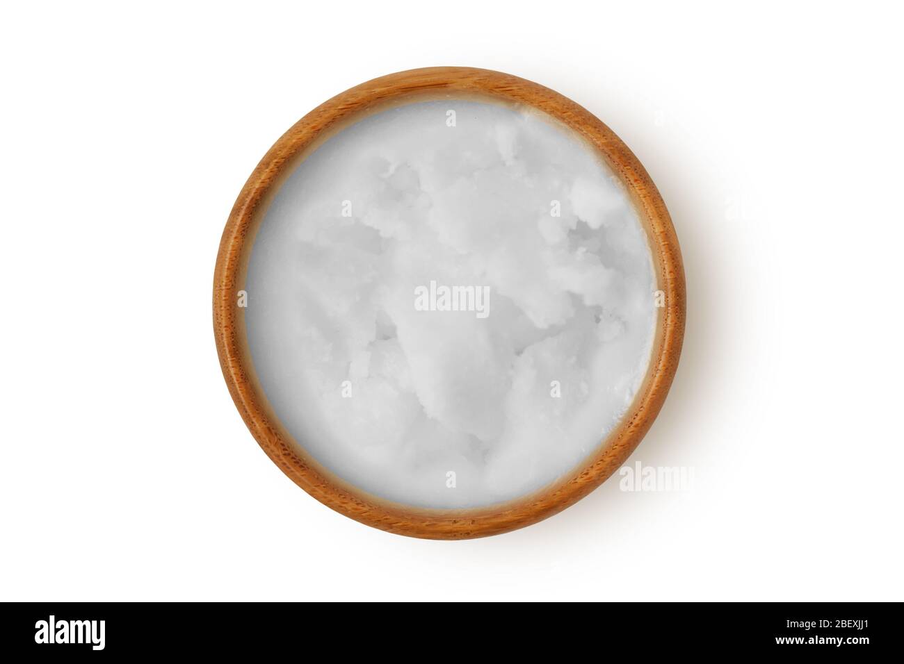 Olio di cocco in ciotola di legno su sfondo bianco Foto Stock