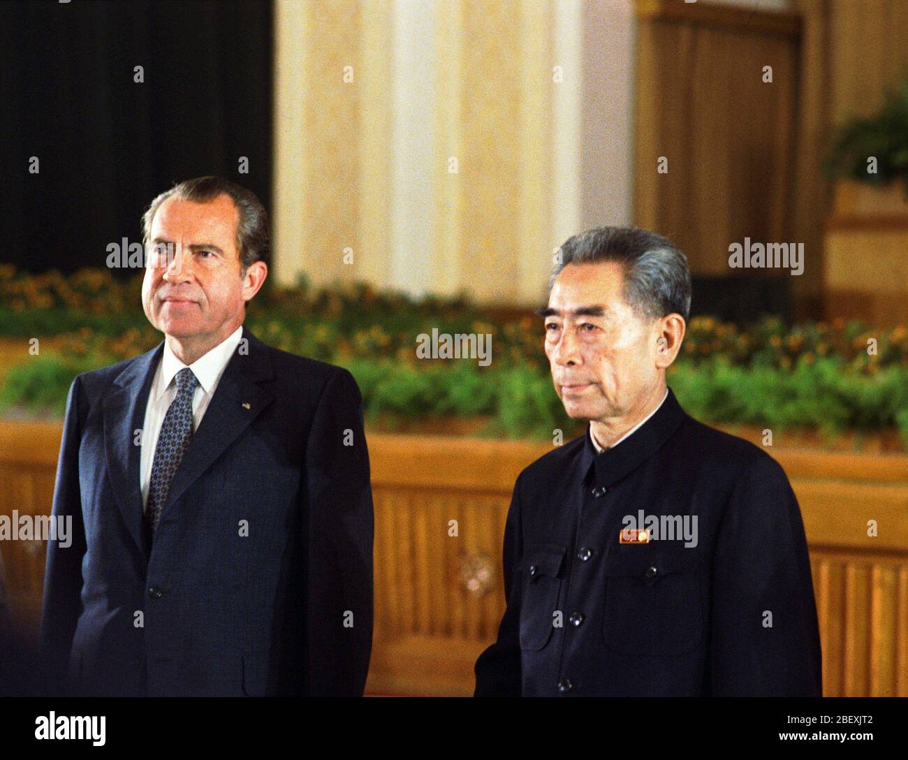 Il presidente Nixon in posa per una foto con il Premier Chou en-lai allo Stato la cena presso la Grande Sala del Popolo Foto Stock