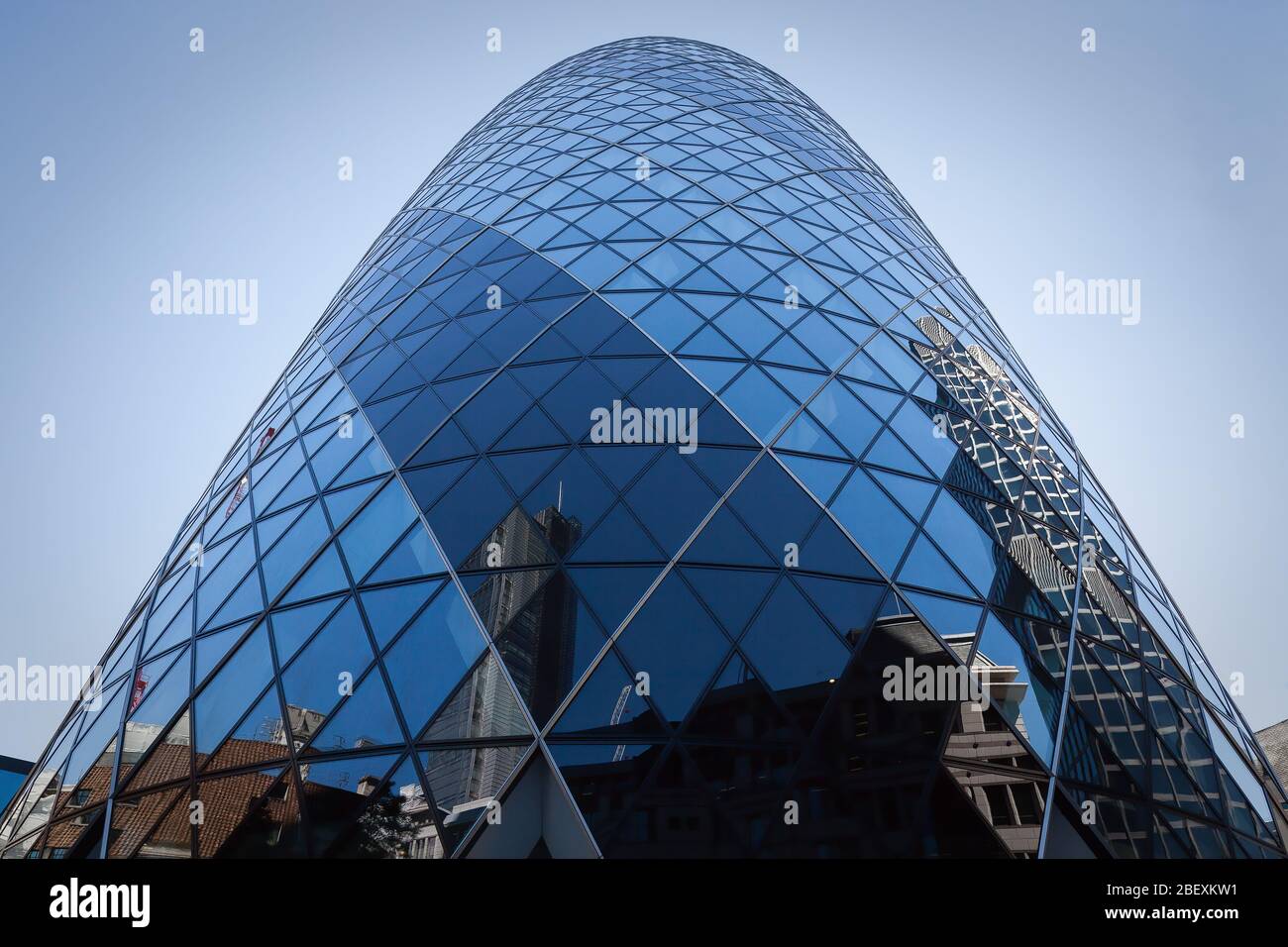 Inquadratura a basso angolo della Gherkin Tower di Londra. Inghilterra, Regno Unito Foto Stock