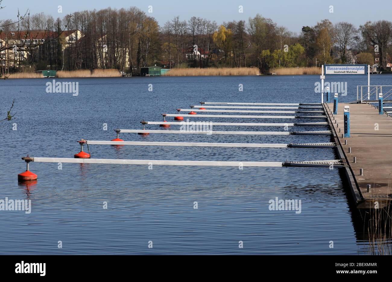 16 aprile 2020, Meclemburgo-Pomerania occidentale, Malchow: La zona di riposo per gli escursionisti acquatici a Malchower See è vuota. Il coronavirus ha anche fermato il turismo in barca e gli sport acquatici nel Distretto dei Laghi di Mecklenburg. Foto: Bernd Wüstneck/dpa-Zentralbild/ZB Foto Stock