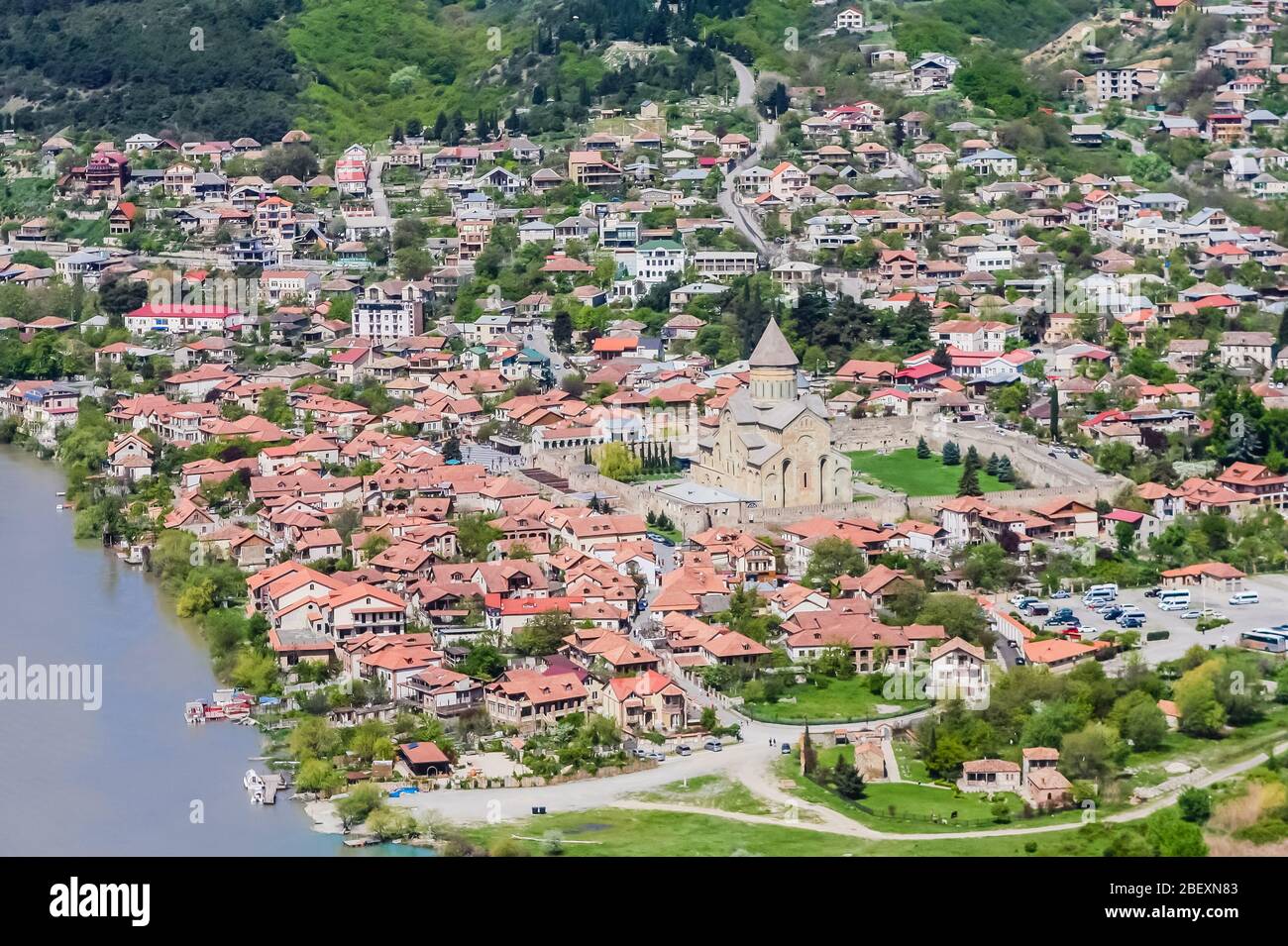 Vista della città patrimonio dell'umanità dell'UNESCO a Mtskheta con il monastero di Samtavro. Città storica della Georgia. Foto Stock
