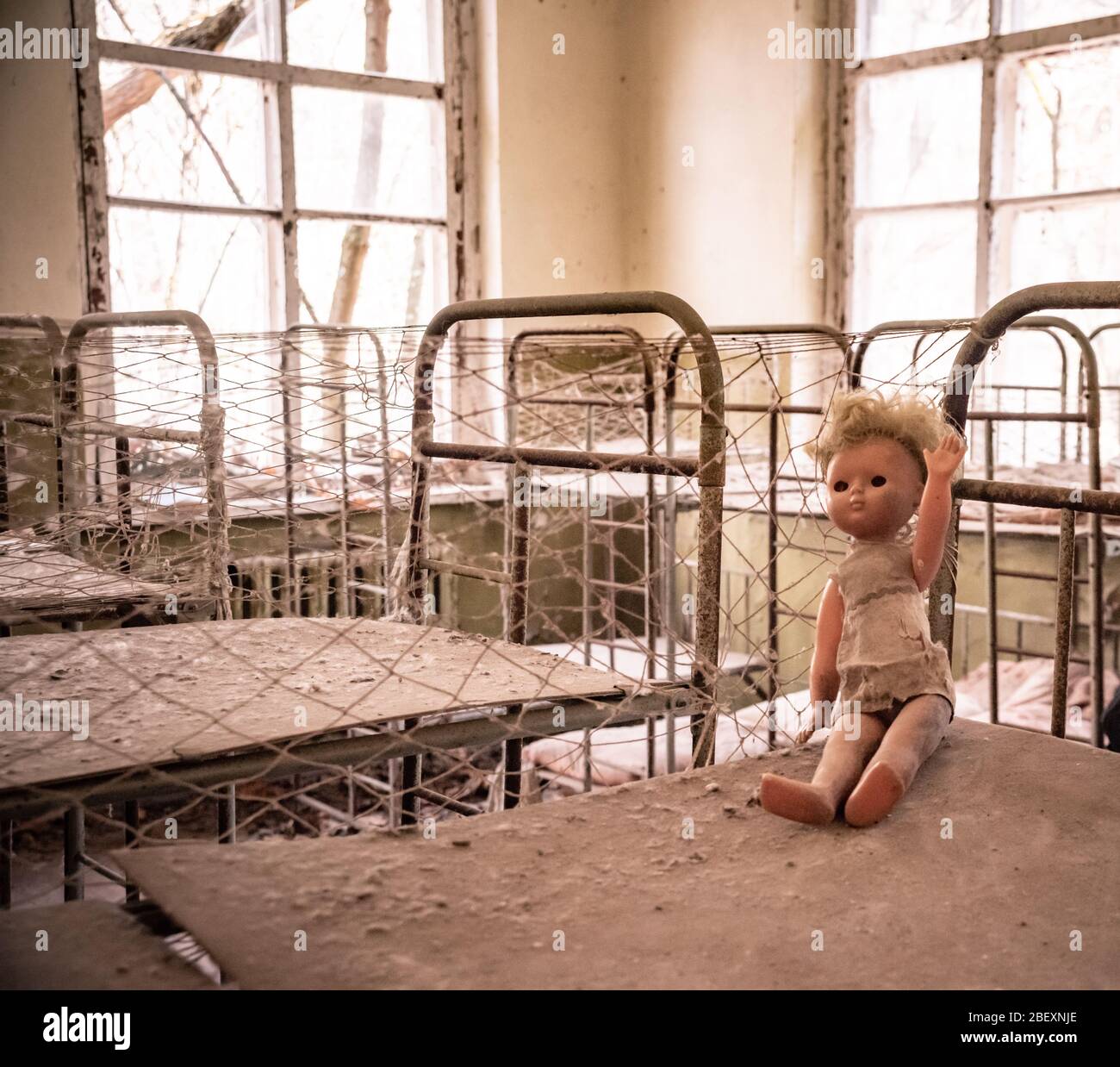 Broken Doll in Kopachi kindergarten, Chernobyl zona di alienazione Ucraina Foto Stock