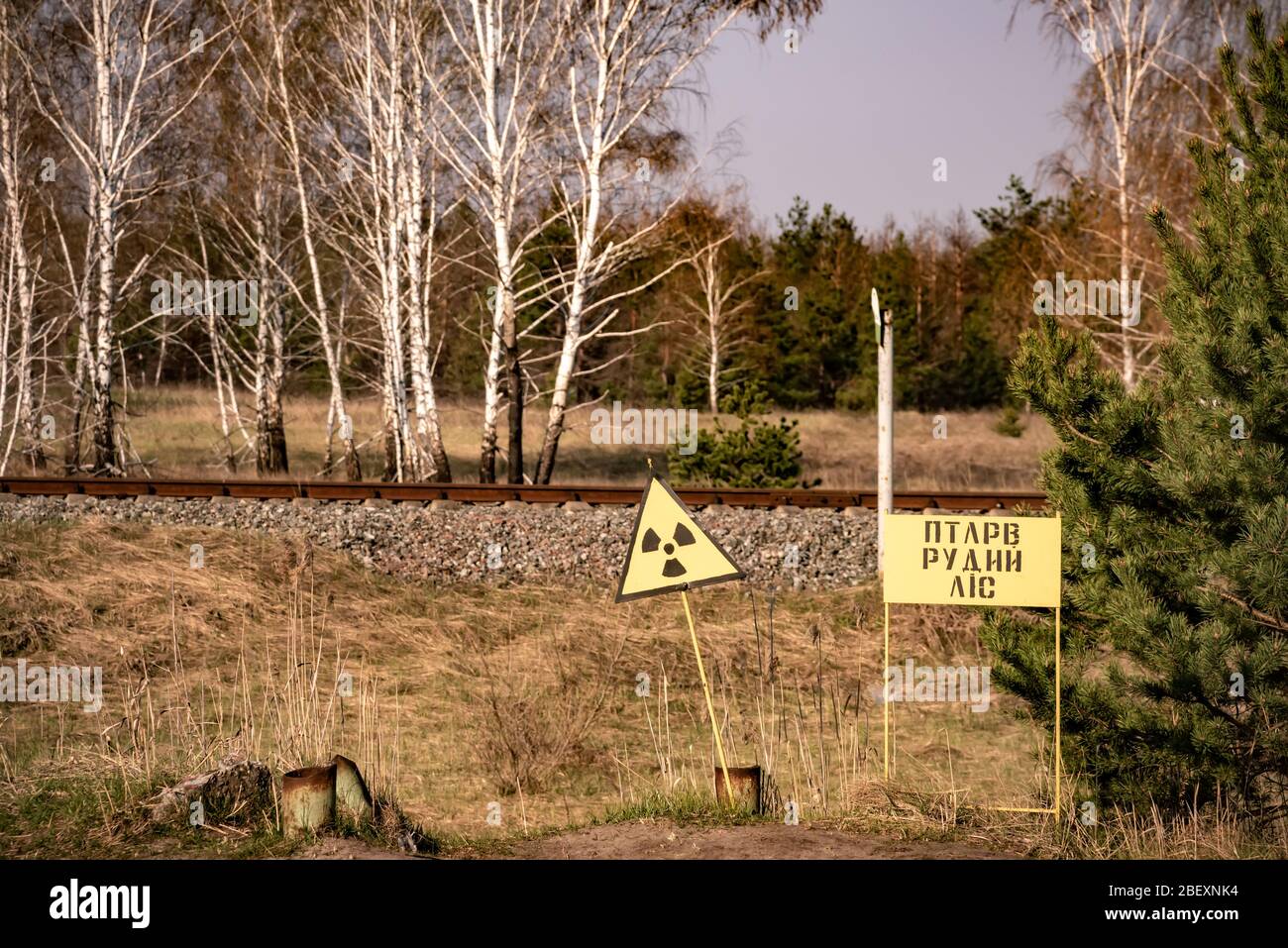 Radiazioni ionizzanti segno vicino alla centrale nucleare di Cernobyl zona di alienazione, Ucraina Foto Stock